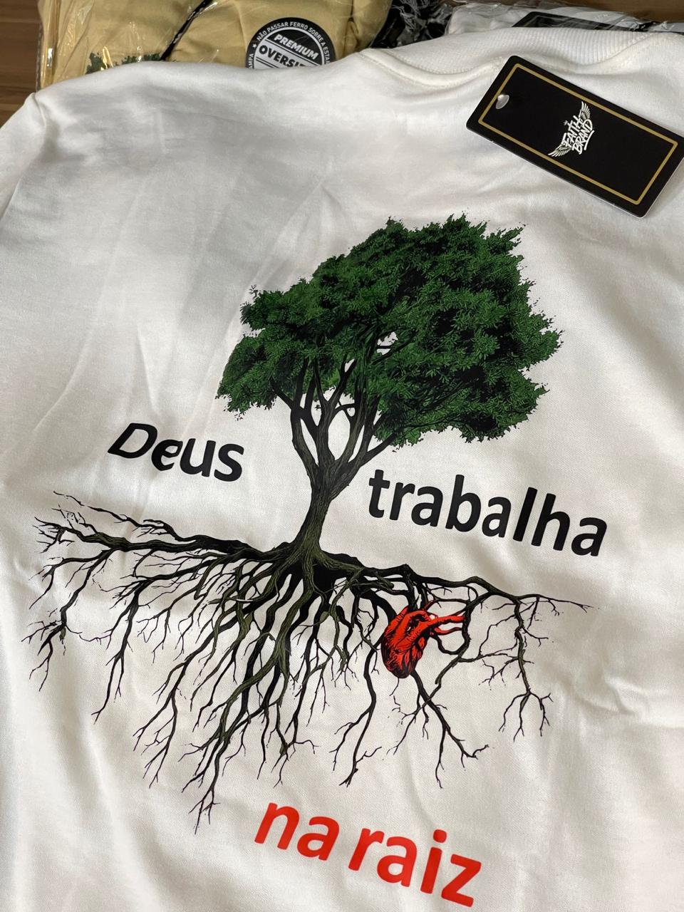 Camiseta Deus Trabalha na Raiz